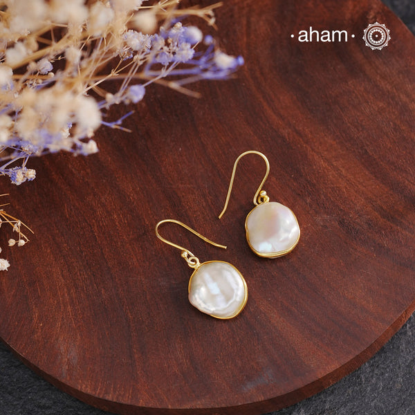 Shimmer and shine with these Mother of Pearl Gold Polish Silver Earrings! The natural mother of pearl is set in stylish silver with a touch of gold polish. The easy fishhook makes them light weight and a perfect go-to for any outfit. Dress them up or down, they'll be your new fave!
Keep in mind that these are natural forms, so both earrings in the set will have a similar shape, but not an exact match.