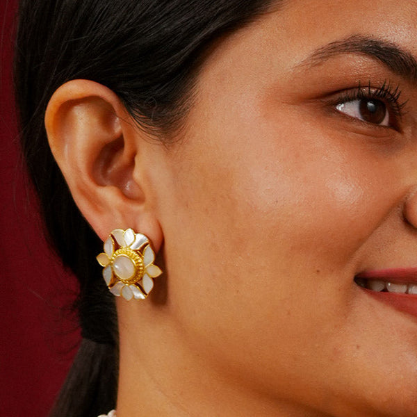 Embrace the allure of timeless elegance with Aham Jewellery’s latest Mother of Pearl collection, a radiant choice for festive celebrations and weddings. Each piece is crafted in 92.5 silver and adorned with a luxurious gold polish, capturing the iridescent beauty of mother of pearl.