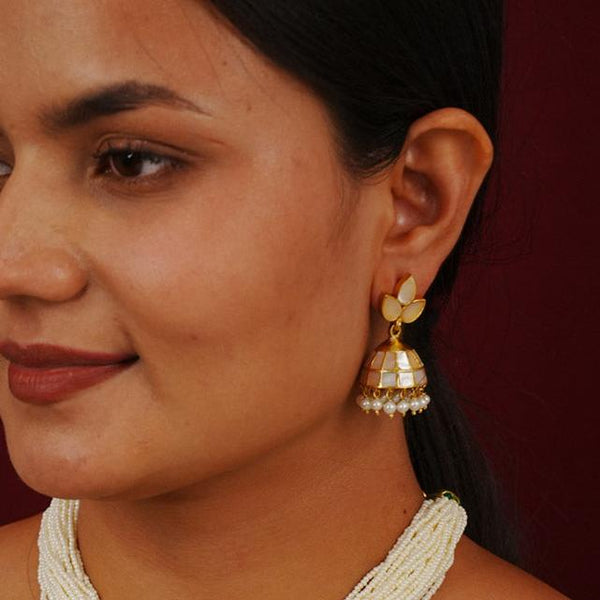 Embrace the allure of timeless elegance with Aham Jewellery’s latest Mother of Pearl collection, a radiant choice for festive celebrations and weddings.
The Jhumkie is crafted in 92.5 silver and adorned with a luxurious gold polish, capturing the iridescent beauty of mother of pearl.
This collection is designed with festivities, bridesmaids, and destination weddings in mind, offering a versatile blend of tradition and contemporary charm. Ideal for those seeking an ethereal statement, our Mother of Pearl