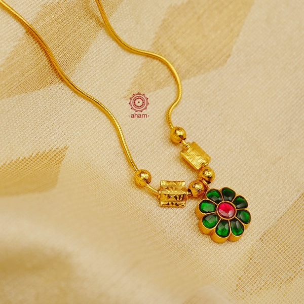 This exquisite silver necklace dipped in gold is handcrafted with gorgeous kundan work. Its lightweight design makes it perfect for family events and festivities.