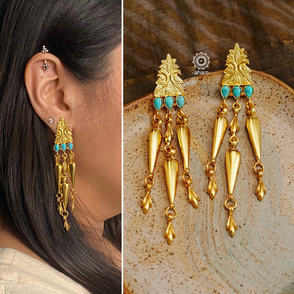 Show off your fabulous style with these light weight, long silver earrings with a tasteful gold polish and a dazzling turquoise highlight. Sparkle like no other in these eye-catching earrings - they are a must-have for your jewellery collection!