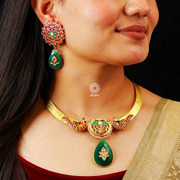 This Beautiful gold tone silver Hasli stands out from the crowd with a unique design and kundan work. The versatile accessory can be worn to complement any outfit - from formal suits to traditional Indian ethnic wear. When looking for a stylish yet practical accessory, this is the one you want.