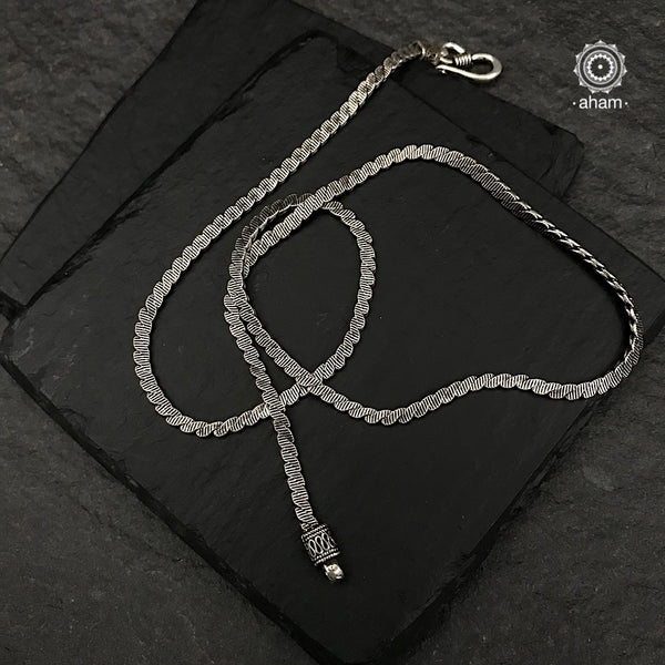 Patterned silver chain that can be paired with a pendant of your choice or can be worn as it is as well. Please note the head of the chain is fixed and not openable 