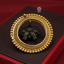 This elegant Statement Gold Polish Silver Hand Kada features a stunning Rajasthani paisley pattern in traditional tar and rava work.&nbsp; It is the perfect accessory for weddings and festivities. Add a touch of traditional charm to your outfit with this exquisite kada. The price is for one piece kada only.