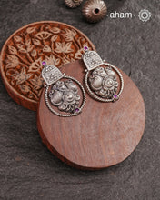 Light weight silver earrings with beautiful detailing. crafted in 92.5 silver and kemp stone highlight.
