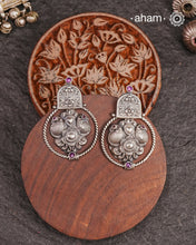 Light weight silver earrings with beautiful detailing. crafted in 92.5 silver and kemp stone highlight.