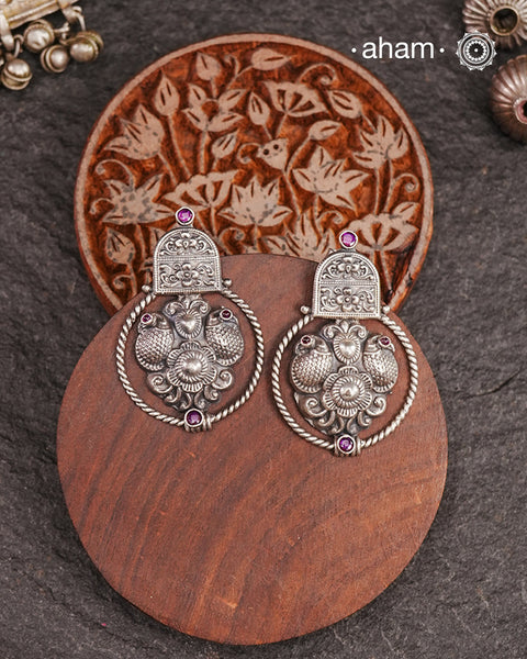 Light weight silver earrings with beautiful detailing. crafted in 92.5 silver and kemp stone highlight.