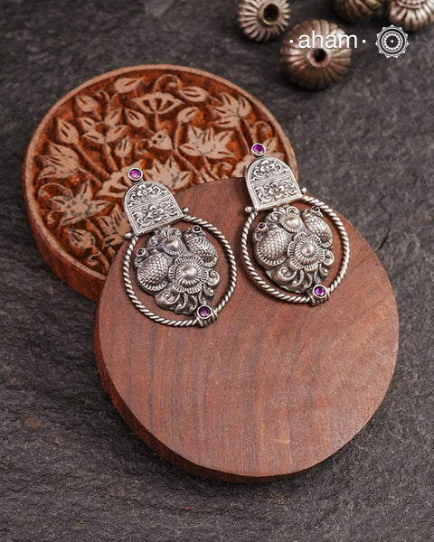 Light weight silver earrings with beautiful detailing. crafted in 92.5 silver and kemp stone highlight.