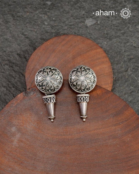 Mewad heart earrings with intricate floral work. Handcrafted in 92.5 sterling silver with dangling ghungroos. An ode to the glorious state of Rajasthan.