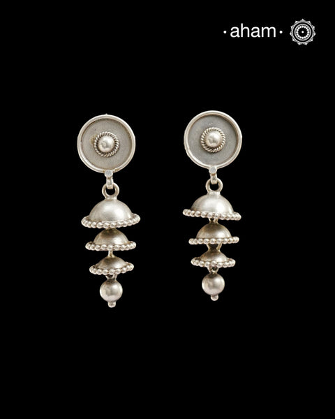 Mewad three layer light weight silver jhumkie crafted in 92.5 silver.
An ode to the glorious state of Rajasthan.