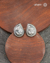 Silver Ambi Earring in 92.5.
An ode to the glorious state of Rajasthan.