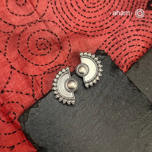 Silver Earring in 92.5. Perfect to wear them to work.
An ode to the glorious state of Rajasthan.