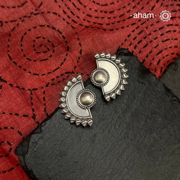 Silver Earring in 92.5. Perfect to wear them to work.
An ode to the glorious state of Rajasthan.
