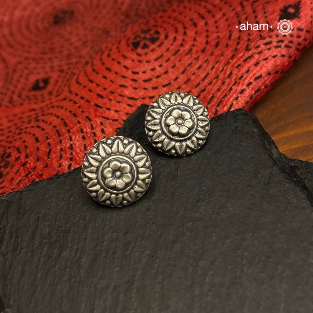 Crafted with a stunning floral pattern, Mewad Silver Studs are the perfect size for daily wear. These versatile earrings are crafted in 92.5 silver and are ideal for work, adding a touch of elegance to any outfit. Make a statement with these beautiful studs.