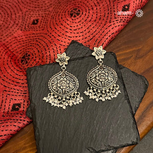 Crafted in 92.5 silver, these Mewad earrings feature intricate floral patterns and are laced with pearls. The perfect accessory for adding a touch of elegance and sophistication to any outfit.