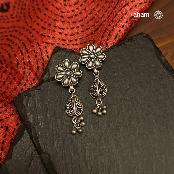 Mewad earrings handcrafted in silver. An ode to the glorious state of Rajasthan.
Light weight, great as everyday and ethnic wear.