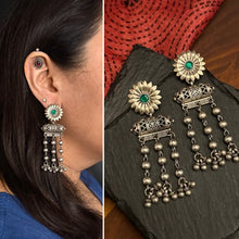 Beautiful clip on nath with fine kundan work, Crafted in silver with gold polish. 
Sits on the left side of the nostril. 
