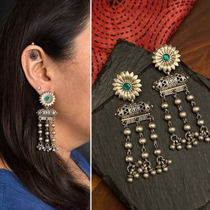 Beautiful clip on nath with fine kundan work, Crafted in silver with gold polish. 
Sits on the left side of the nostril. 
