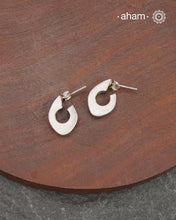 Mini Silver hoop looking earring crafted in 92.5 silver. great for everyday wear.