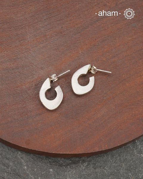 Mini Silver hoop looking earring crafted in 92.5 silver. great for everyday wear.