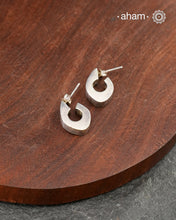 Mini Silver hoop looking earring crafted in 92.5 silver. great for everyday wear.&nbsp;