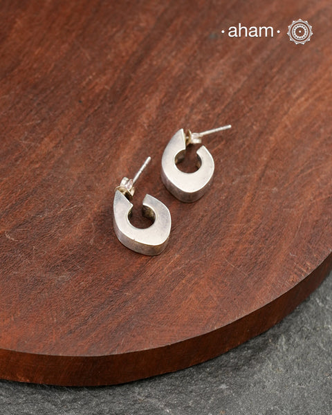 Mini Silver hoop looking earring crafted in 92.5 silver. great for everyday wear.&nbsp;