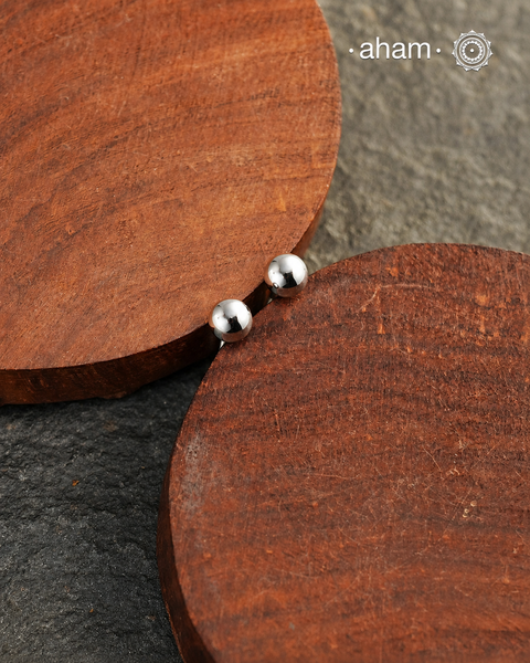 Beautiful earrings crafted in 92.5 silver, perfect for those who like to wear minimal jewellery. Also works great as earrings for the second piercing on the ear.
