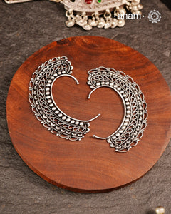 The Mewad Silver Earcuff is meticulously crafted from 92.5% pure silver, showcasing intricate rava and tar work that exemplifies skilled craftsmanship. This distinctive ear cuff elevates your style with its elegant design, allowing you to make a confident statement while embracing traditional artistry. Perfect for those who appreciate refined, handcrafted silver jewellery.