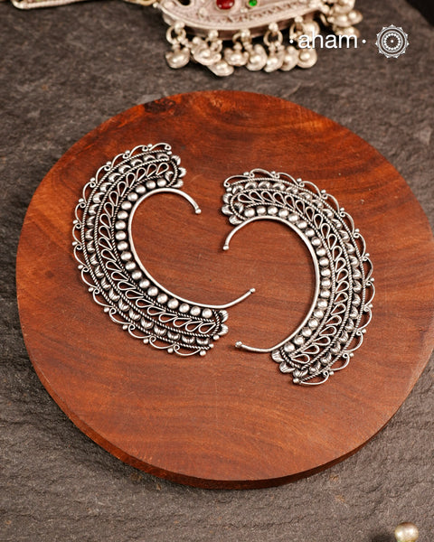 The Mewad Silver Earcuff is meticulously crafted from 92.5% pure silver, showcasing intricate rava and tar work that exemplifies skilled craftsmanship. This distinctive ear cuff elevates your style with its elegant design, allowing you to make a confident statement while embracing traditional artistry. Perfect for those who appreciate refined, handcrafted silver jewellery.
