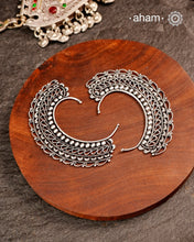 The Mewad Silver Earcuff is meticulously crafted from 92.5% pure silver, showcasing intricate rava and tar work that exemplifies skilled craftsmanship. This distinctive ear cuff elevates your style with its elegant design, allowing you to make a confident statement while embracing traditional artistry. Perfect for those who appreciate refined, handcrafted silver jewellery.