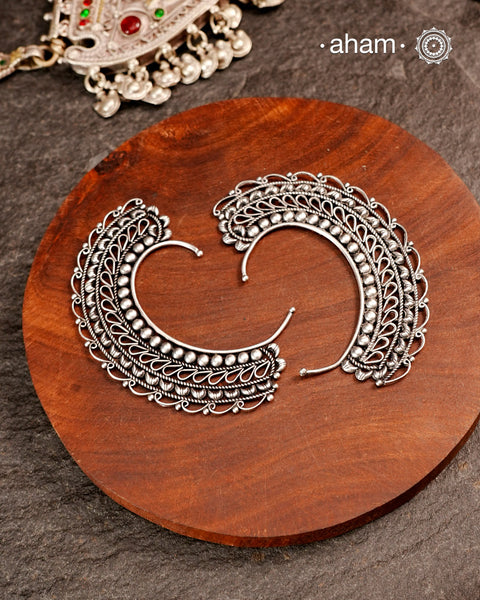 The Mewad Silver Earcuff is meticulously crafted from 92.5% pure silver, showcasing intricate rava and tar work that exemplifies skilled craftsmanship. This distinctive ear cuff elevates your style with its elegant design, allowing you to make a confident statement while embracing traditional artistry. Perfect for those who appreciate refined, handcrafted silver jewellery.