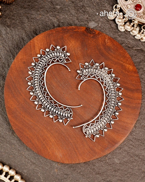 The Mewad Silver Earcuff is meticulously crafted from 92.5% pure silver, showcasing intricate rava and tar work that exemplifies skilled craftsmanship. This distinctive ear cuff elevates your style with its elegant design, allowing you to make a confident statement while embracing traditional artistry. Perfect for those who appreciate refined, handcrafted silver jewellery.