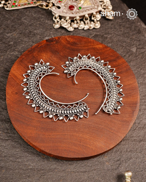 The Mewad Silver Earcuff is meticulously crafted from 92.5% pure silver, showcasing intricate rava and tar work that exemplifies skilled craftsmanship. This distinctive ear cuff elevates your style with its elegant design, allowing you to make a confident statement while embracing traditional artistry. Perfect for those who appreciate refined, handcrafted silver jewellery.