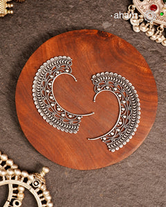 The Mewad Silver Earcuff is meticulously crafted from 92.5% pure silver, showcasing intricate rava and tar work that exemplifies skilled craftsmanship. This distinctive ear cuff elevates your style with its elegant design, allowing you to make a confident statement while embracing traditional artistry. Perfect for those who appreciate refined, handcrafted silver jewellery.