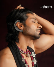 The Mewad Silver Earcuff is meticulously crafted from 92.5% pure silver, showcasing intricate rava and tar work that exemplifies skilled craftsmanship. This distinctive ear cuff elevates your style with its elegant design, allowing you to make a confident statement while embracing traditional artistry. Perfect for those who appreciate refined, handcrafted silver jewellery.
