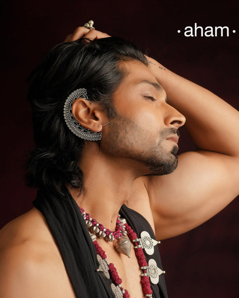 The Mewad Silver Earcuff is meticulously crafted from 92.5% pure silver, showcasing intricate rava and tar work that exemplifies skilled craftsmanship. This distinctive ear cuff elevates your style with its elegant design, allowing you to make a confident statement while embracing traditional artistry. Perfect for those who appreciate refined, handcrafted silver jewellery.