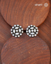 These handcrafted 92.5 silver earrings are adorned with pearls, making them the perfect accessory for everyday or work wear. Their versatile style makes them suitable for any outfit, giving you an elegant and timeless look.