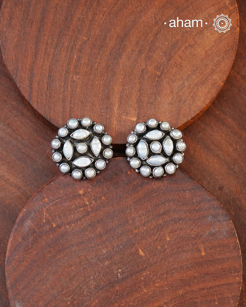 These handcrafted 92.5 silver earrings are adorned with pearls, making them the perfect accessory for everyday or work wear. Their versatile style makes them suitable for any outfit, giving you an elegant and timeless look.