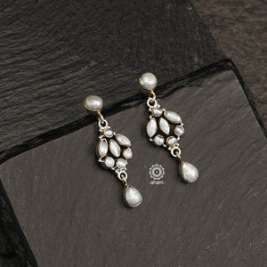 These handcrafted 92.5 silver earrings are adorned with pearls, making them the perfect accessory for everyday or work wear. Their versatile style makes them suitable for any outfit, giving you an elegant and timeless look.