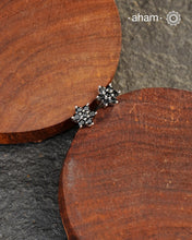 Beautiful silver studs with coloured stone highlights. Crafted in 92.5 silver, these are a great addition to your wardrobe.&nbsp;
