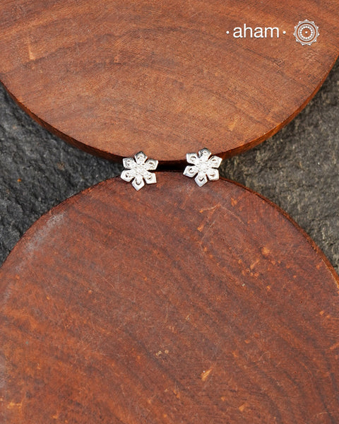 Beautiful silver studs with White stone highlights. Crafted in 92.5 silver, these are a great addition to your wardrobe. These work great as second studs as well.&nbsp;