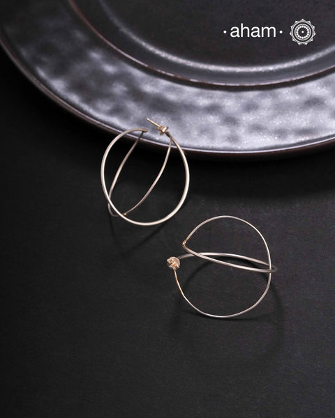 Contemporary light weight earrings in 92.5 silver that gives a 3 dimensional look.Minimalist work wear jewellery.
Perfect wear from Dawn to Dusk