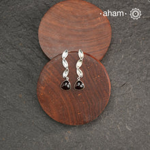 Contemporary light weight earrings in 92.5 silver and semi precious stone drop.
Minimalist work wear jewellery.Perfect wear from Dawn to Dusk