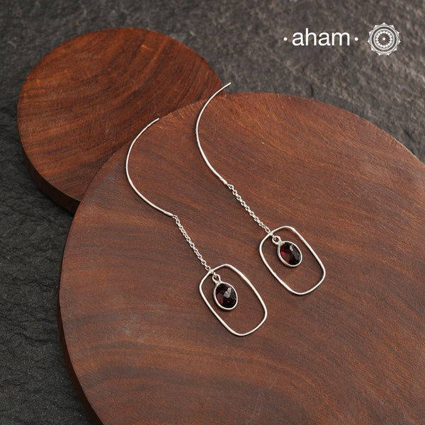 Contemporary light weight earrings in 92.5 silver inspired by the traditional Sui Dhaga style of earrings.
Minimalist work wear jewellery.
Perfect wear from Dawn to Dusk