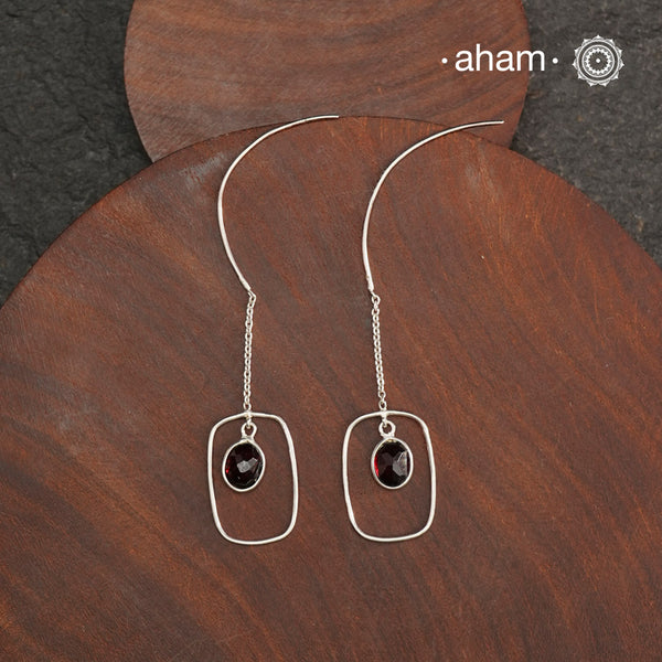 Contemporary light weight earrings in 92.5 silver inspired by the traditional Sui Dhaga style of earrings.
Minimalist work wear jewellery.
Perfect wear from Dawn to Dusk