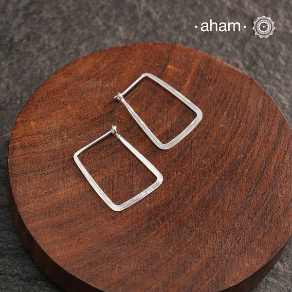 Contemporary light weight earrings in 92.5 silver. Minimalist work wear jewellery.
Perfect wear from Dawn to Dusk