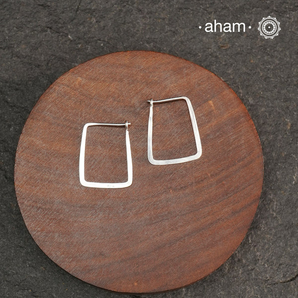 Contemporary light weight earrings in 92.5 silver. Minimalist work wear jewellery.
Perfect wear from Dawn to Dusk