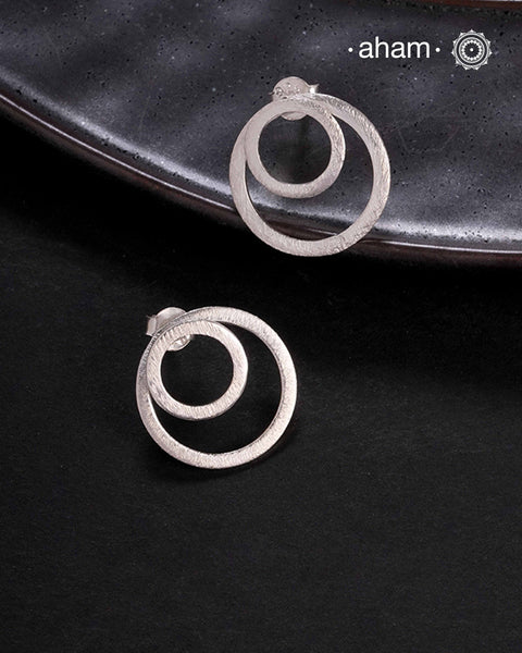 Contemporary light weight earrings in 92.5 silver.These two in one earrings allow you to remove the smaller concentric circle and wear it on its own when you want to wear a smaller earring.Minimalist work wear jewellery.
Perfect wear from Dawn to Dusk