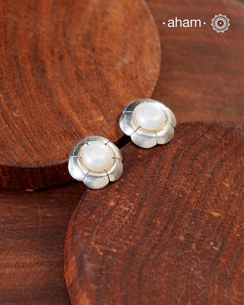 Contemporary light weight earrings in 92.5 silver with Pearl center.
Minimalist work wear jewellery. Perfect wear from Dawn to Dusk