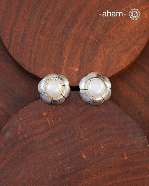 Contemporary light weight earrings in 92.5 silver with Pearl center.
Minimalist work wear jewellery. Perfect wear from Dawn to Dusk